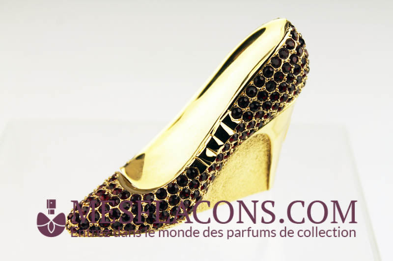 Concrète - White linen, Red slipper